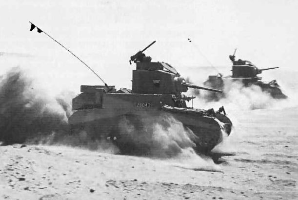 Tanques ligeros Stuart del 8th Kings Royal Irish Hussars avanzando por el desierto líbico durante los combates en la Línea Gazala. Junio de 1942