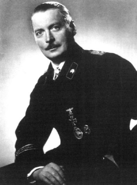 Retrato del Oberst von Strachwitz. En la manga derecha lleva la cinta de la división Grossdeutschland