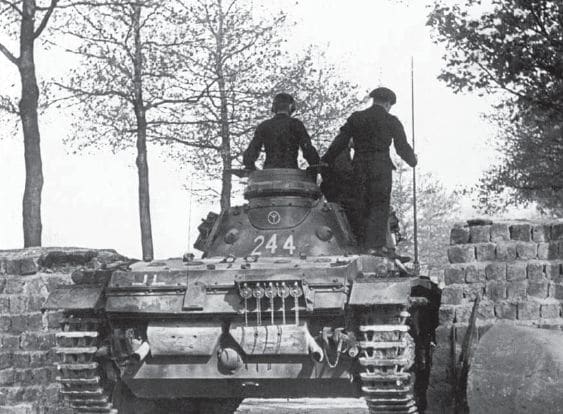 Panzer III del 35º Panzer Regiment atravesando un muro de piedra de una villa de Bélgica durante la batalla de Hannut. Mayo de 1940