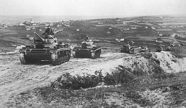 Panzers III Ausf J avanzan por la estepa del Don camino a Stalingrado. Verano de 1942
