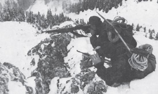 Tropas de la 7ª SS Gebirgs Division Prinz Eugen luchando contra los partisanos en las montañas de Yugoslavia. Invierno de 1944