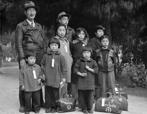 Familia de ascendencia japonesa esperando a ser trasladada a un campo