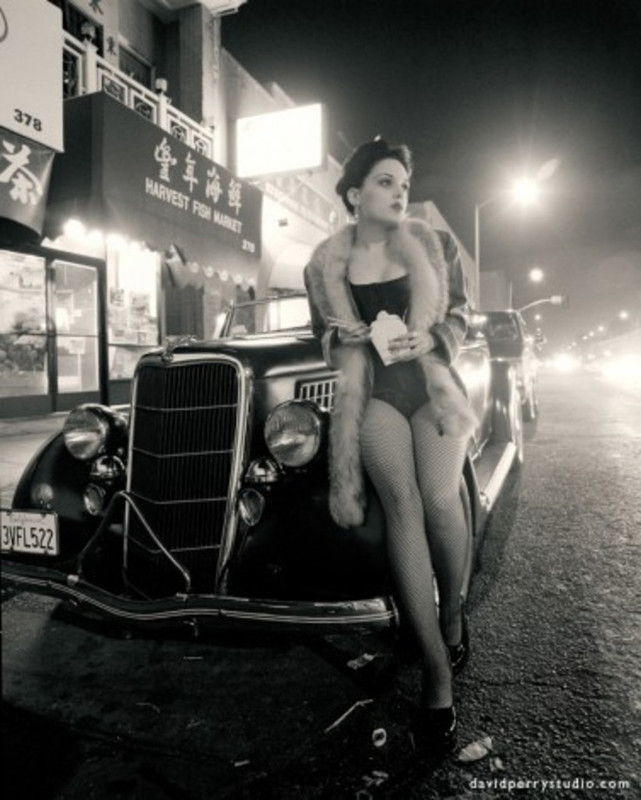 black_and_white_cars_classic_girl_pin_ups_vintag