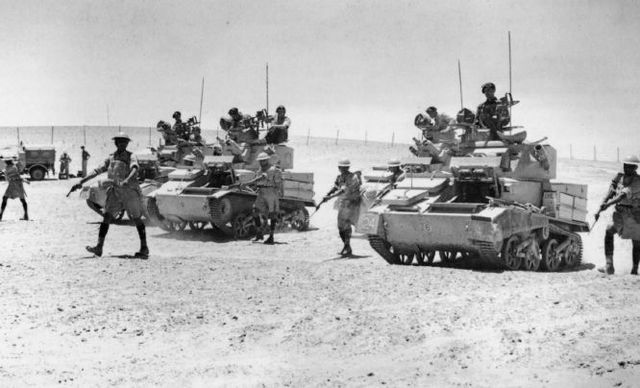 Infantería de los Rajputana Rifles junto a tanques ligeros del 1er RTR, Royal Tank Regiment, durante la Operación Compass
