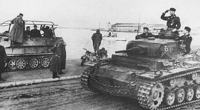 Panzer III Ausf H de la 1ª Panzer Division en el puerto de Lipava, Lituania. Julio de 1941